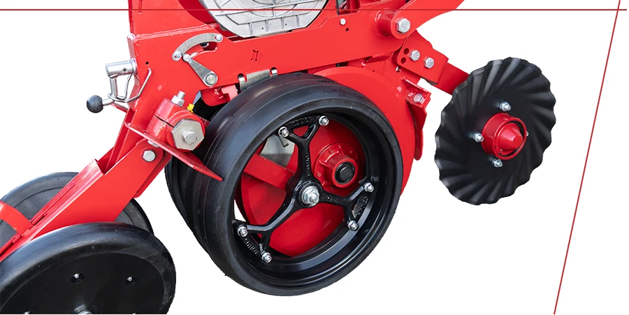 Kontrola przylegania listwy — czysta praca na wilgotnych glebach