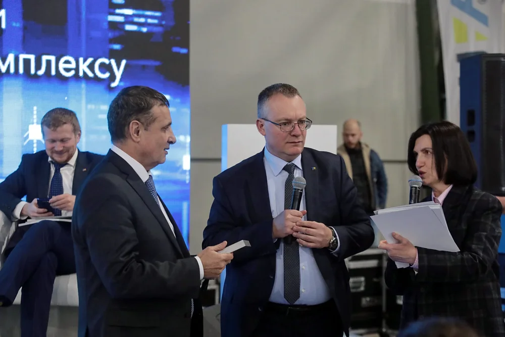 ELVORTI gratuluje stowarzyszeniu „UkrAgroMash” z okazji jego 15-lecia. — 8